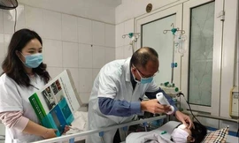 PGS Nguyễn Hồng Hà đang thăm khám cho bệnh nhân bị tai biến sau tiêm filler