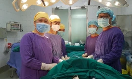 Cứu sống người đàn ông ăn 'đầy bụng' dao lam, bật lửa, túi nilon...