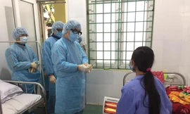 Thăm khám bệnh nhân Covid-19 tại huyện Bình Xuyên (Tỉnh Vĩnh Phúc).