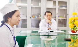 Điều dưỡng viên bị buộc thôi việc đòi xử lý công bằng