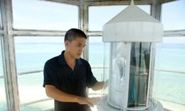 Chàng trai trẻ gác đèn ở Nam Yết