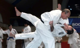 Năm 2009, Tổng thống Nga Vladimir Putin khi đó còn là Thủ tướng, ông đang tập Judo ở St.Petersburg