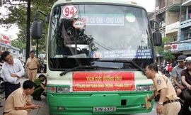 Người dân truy đuổi xe buýt kéo lê cụ già