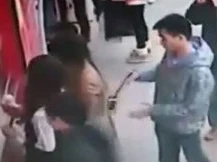 Dùng đũa gắp trộm điện thoại