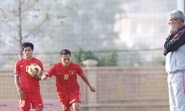 Đội tuyển Việt Nam cần phải vững vàng tâm lý trước những lời có cánh sau chiến thắng hủy diệt Myanmar. Ảnh: Khôi Ngô