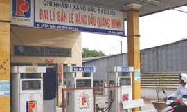 Xăng dầu nơi bán nơi không đang xáo trộn đời sống người dân Ảnh: Tiến Hưng