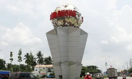 Tơi tả tại cổng chào trị giá 40 tỷ đồng