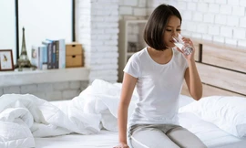Đơn giản như uống nước nhưng chúng ta vẫn thường uống sai cách, khiến cơ thể “náo loạn“