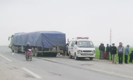 Xe tải tông xe máy, hai người thương vong