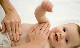 Xoa bụng giúp trẻ ít ốm hơn