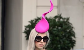 Sốc với mũ hình 'tinh binh' của dị nữ Lady Gaga