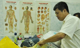 Phòng khám Trung Quốc: Bác sĩ 'chui', quảng cáo 'nổ'