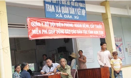 Bác sĩ quân hàm xanh khám bệnh cho dân xã Đăk Xú