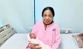 Người phụ nữ ở Hải Phòng 60 tuổi sinh con khỏe mạnh