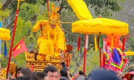 Về đền Sái xem 'chúa' múa kiếm, 'vua' ban lộc