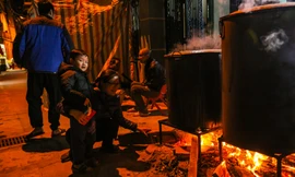 Người dân Thủ đô thức xuyên đêm canh nồi bánh chưng đón Tết