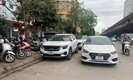 Tái diễn tình trạng ô tô đỗ dưới lòng đường, bất chấp biển cấm ở Hà Nội