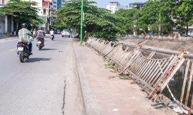Hàng loạt lan can bờ sông giữa trung tâm Hà Nội nghiêng đổ, xuống cấp
