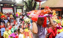 Hàng nghìn người đổ về trấn Nam Thăng Long dâng hương trong ngày chính hội