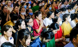 Người dân ngồi chật kín sân chùa Phúc Khánh dự lễ Vu Lan