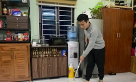 Nhà đổ mồ hôi, quần áo bốc mùi, người dân Hà Nội bỏ trăm triệu đồng để 'đối phó'