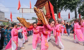 Độc đáo trinh nữ rước kiệu xoay, xin nước ở giữa sông Hồng