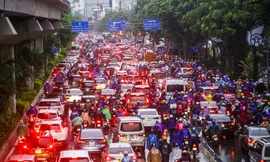Mưa tầm tã, đường phố Hà Nội tắc 'không lối thoát'