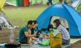 Hàng nghìn người đổ về công viên Yên Sở cắm trại trong ngày nghỉ lễ
