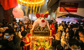 Nghìn người chen chân xem lễ rước 17 'ông lợn' trên kiệu tại La Phù