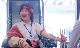 Giảng viên, sinh viên Kinh tế Kỹ thuật Công nghiệp hiến máu tại Chủ nhật Đỏ 2024