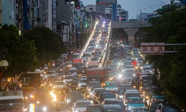 Người Hà Nội chật vật tìm lối thoát trong mưa dông giăng kín trời 