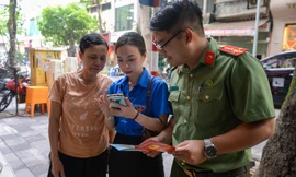 Hà Nội: Công an ‘đi từng ngõ, gõ từng nhà’ cài ứng dụng định danh điện tử