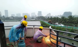 Đội mưa, cưỡng chế di dời hai du thuyền cuối cùng ra khỏi Hồ Tây