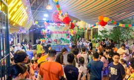 Không khí Trung thu tràn ngập ngõ nhỏ, tổ dân phố, vỉa hè ở Hà Nội