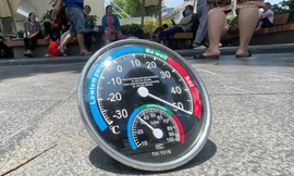 Nắng nóng lên tới 50 độ, người dân khổ sở vạ vật hành lang, ghế đá bệnh viện