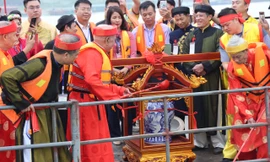 Độc đáo lễ hội cấp thủy trên sông Hồng giữa Thủ đô 