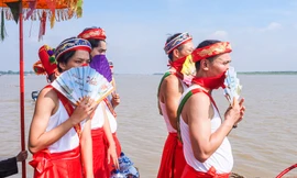 Độc đáo cảnh trai tráng mặc váy rước nước tại Lễ hội đình Chèm