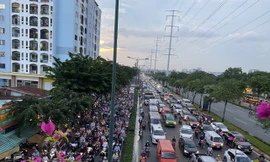 Đường cửa ngõ TP.HCM kẹt xe kinh hoàng do tai nạn chết người