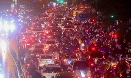 Đường phố Hà Nội tắc không lối thoát lúc tan tầm, người dân hối hả ‘tìm đường’ về nhà