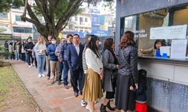 Nườm nượp người kéo đến Văn Miếu ngày mùng 1 Tết