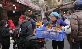 'Chợ nhà giàu' ở Hà Nội tấp nập sáng 30 Tết, khách không ngần ngại rút ví