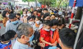 Xếp hàng, chờ hàng giờ trải nghiệm xe buýt 2 tầng miễn phí ngày lễ