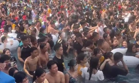 Choáng với "biển người" ken đặc tại hồ bơi trong công viên tại TPHCM 