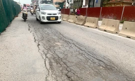 Mặt đường Âu Cơ 'vá chằng vá đụp' sau khi nứt toác
