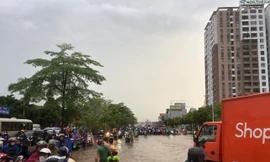 Đường phố Hà Nội thành sông, giao thông tê liệt hàng giờ