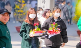 Nam thanh nữ tú đến chùa Hà cầu duyên đầu năm mới