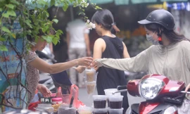 Người Hà Nội tất bật sắm rượu nếp, hoa quả ngày Tết Đoan Ngọ từ sáng sớm