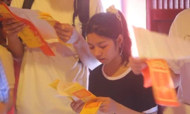 Thí sinh ở Hà Nội đến Văn Miếu cầu may trước kỳ thi vào 10