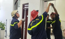 Cứu 5 người kẹt trong thang máy tòa nhà 4 tầng ở TPHCM