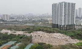 Nhức nhối bãi rác thải đổ trộm chất thành 'núi' giữa Thủ đô